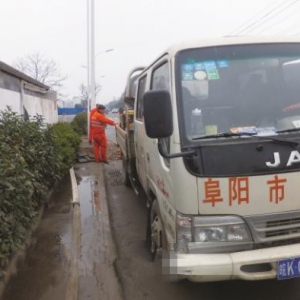 施工人员为图方便 冒充市政人员街头破路