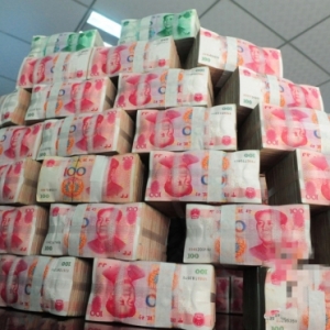 施工单位现金码成“小山”为民工发工资