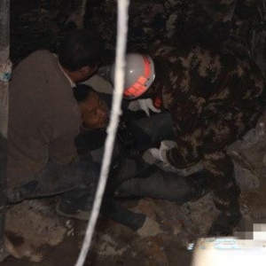 天府新区一中年男子施工时不慎坠落深坑