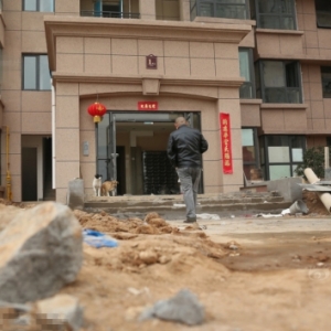 楼盘院内还在施工 开发商就逼着业主收房