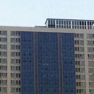 东源大厦楼顶建“楼上楼”