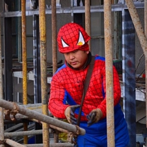 湖北一工地建筑工变身“美国队长”施工作业