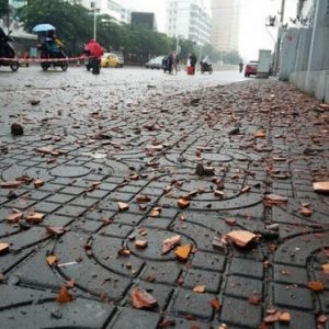 海口高楼施工无安全防护 砖片如雨点纷飞吓坏路人