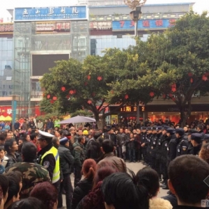 重庆数十民工拉横幅上街讨薪 大量市民围观