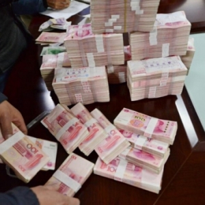 上海一施工单位堆起百万现金给工人发工资