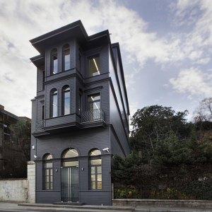 ľݸִ칫ռ Wooden house converted into a new office by Alatas Architecture & Consulting