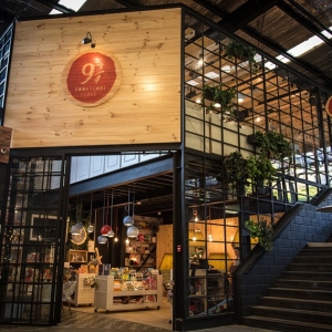 ױ9 3/4꿧 9 3/4 Bookstore + Caf by  Plasma Nodo
