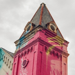 õ WASHINGTON D.C. GRAFFITI COVERED CHURCH BY HENSE