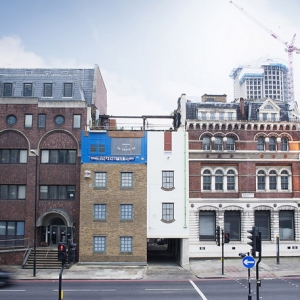 ׶һµߵķ London building turned upside down by Alex Chinneck