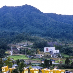 ƽɫȼ Asymmetric holiday homes by Studio Koossino