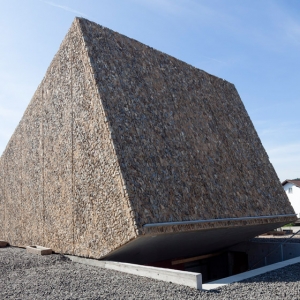 ¹ͺ stone-clad concert hall in blaibach by Peter Haimerl Architektur