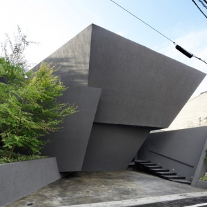 SRK homeסլıںǽ Angular black walls fold around SRK home in Tokyo by ARTechnic Architects