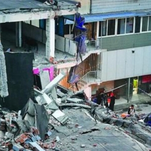 上海楼房轰然坍塌 因处春节期间无人伤亡