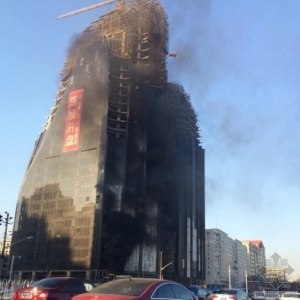 北京一在建摩天楼发生大火 事发现场浓烟滚滚