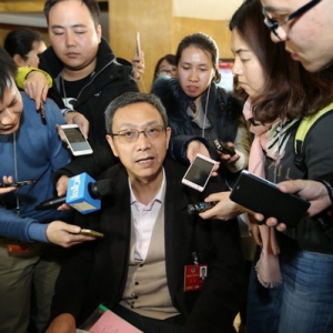 贾康:房地产税暂时“让路”去库存