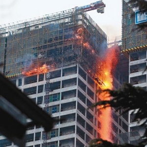 西安一在建高层突发大火 未造成人员伤亡