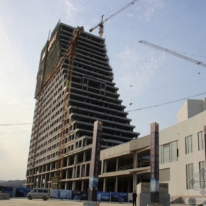 青岛蓝色中心工程封顶 全楼共15万个光源点