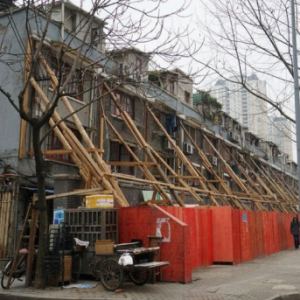 上海一居民楼墙体倾斜开裂 仅靠数十根木棒支撑