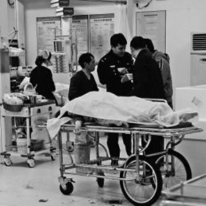 连江一女工从四楼脚手架坠落身亡 现场大量鲜血