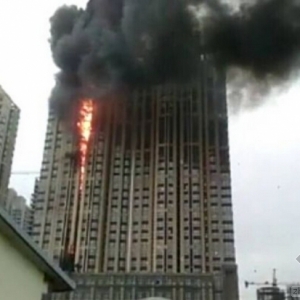 哈尔滨一在建住宅楼起火 起火原因正在调查中