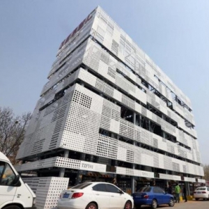 北京建立体式停车楼 2.5个车位可停16辆车