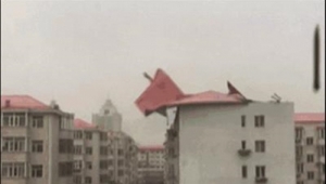 哈尔滨八级大风吹掉楼房屋顶引发火灾