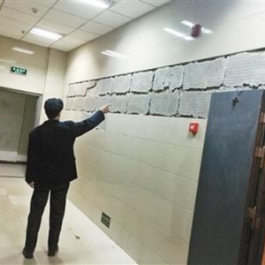 西安一小区楼内瓷砖常脱落 业主出行提心吊胆