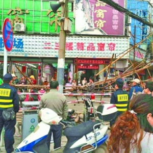 武汉临街一排脚手架倒塌 砸中一名路人和数辆电动车