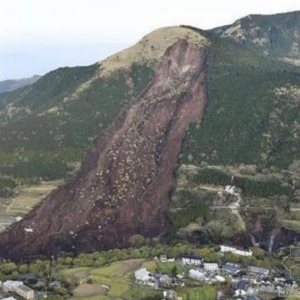 日本九州再发生7.3级地震 山体道路崩裂死亡人数上升