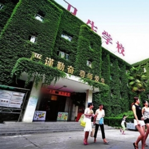 贵阳一栋教学楼被爬山虎“围困” 似“绿色城堡”