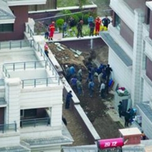 沈阳别墅地下室作业坑坍塌 被埋工人一死一伤