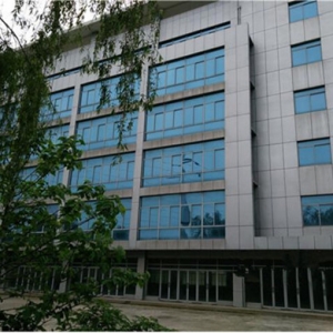 南京一街道巨资建办公大楼 闲置四年成废品回收站