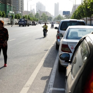 时评:“最窄慢车道”缘于城市道路规划“短一截”