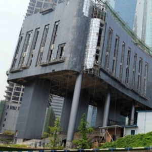 重庆现“最牛假肢楼” 就问你能撑住吗?
