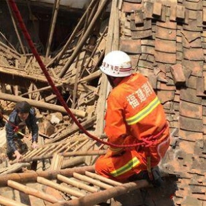 福建仙游一民房突然坍塌 一人受困