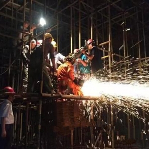 厦门工人作业时突然失足坠落 钢筋从其身体穿过