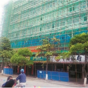 武汉大厦脚手架变形 系拆除连墙杆后未还原