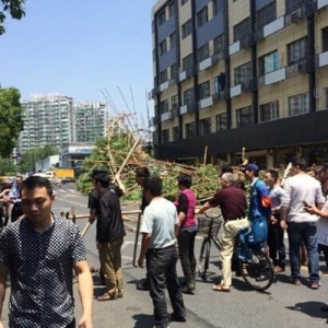杭州外立面脚手架倒塌 一工人和一路人受伤