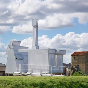 ǵƶ Factory-inspired “mobile ruin”