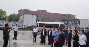 天大设计总院院长洪再生陪同市领导参观天津理工大学体育馆工地