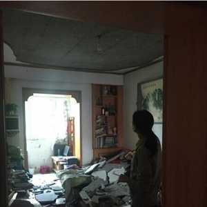 西安市民家中客厅天花板整体脱落 邻居以为发生爆炸