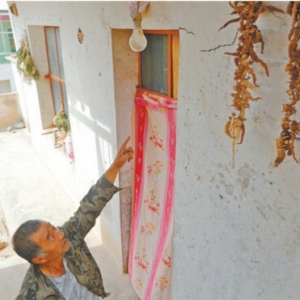 甘肃村民房屋频现裂缝,附近工地夯地“太用力”