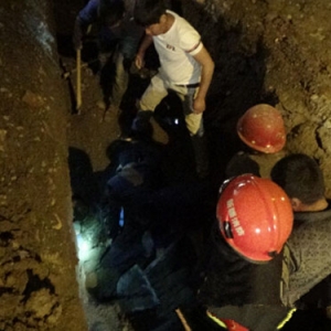 新疆昌吉下水管道施工现场土方塌方,2人被困