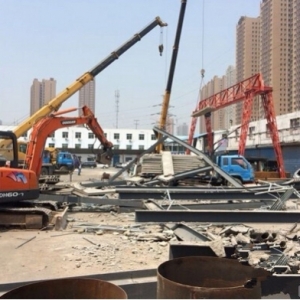 西安一停车场内违建突倒塌 多名工人受伤