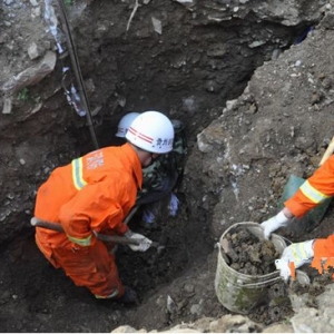 光缆渠道工地垮塌工人被埋 贵州消防紧急救援