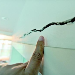 家门打不开 墙体开裂惹的祸