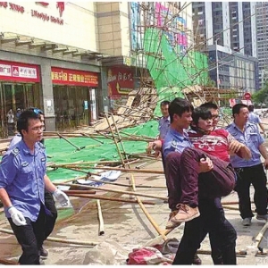 施工脚手架倒塌 城管“该出手时就出手”获赞
