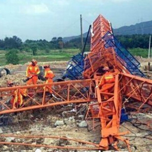 金华东阳一工地发生塔吊倒塌 致一死一伤
