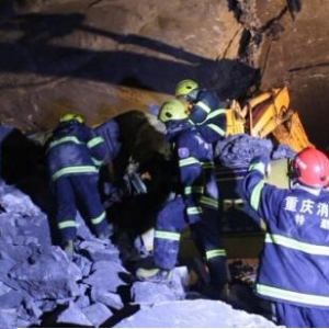 重庆沙坪坝一铁路隧道工地塌方 多人被困一人罹难