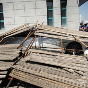西安小区脚手架垮塌 业主80万元捷豹车被砸